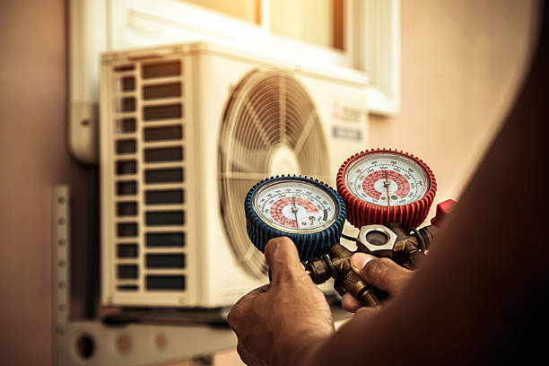 Professional Hvac technician working in Cairo, IL